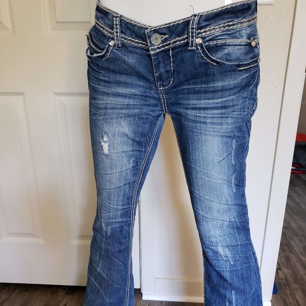 ALMOST FAMOUS DISTRESSED LOW RISE BOOT CUT SIZE 7